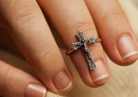 Kreuz Finger Tattoo Bedeutung » Symbol der Treue